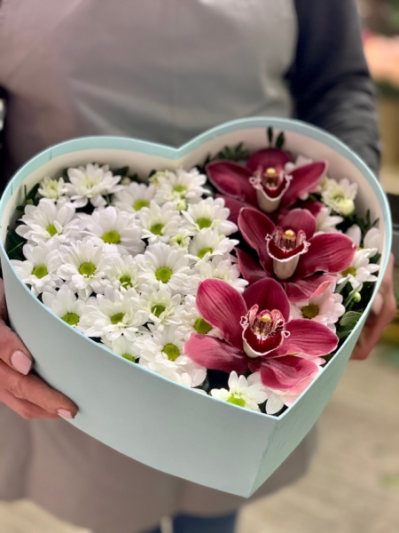 Коробка в виде сердца с хризантемами и Орхидеями 