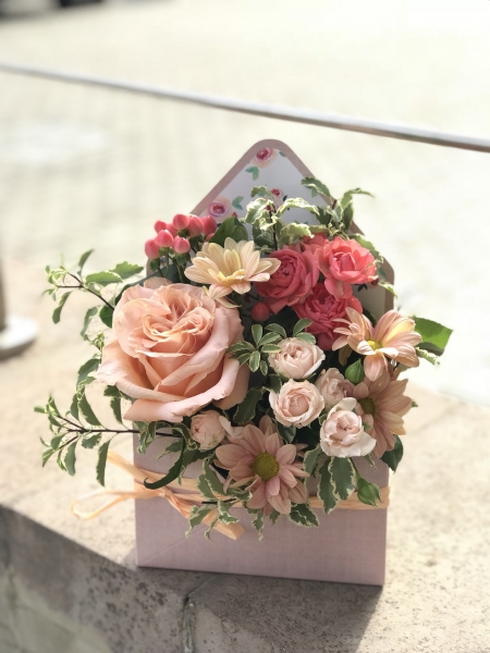 букет-конверт с кустовой розой и питоспорумом