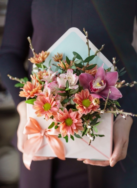 букет-конверт с малиновой орхидеей, хризантемой и зеленью