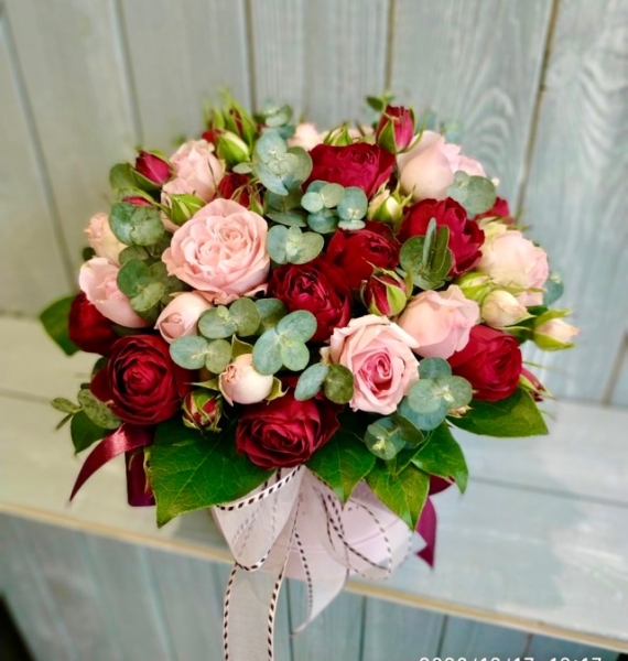 Шляпная коробочка с кустовыми Розами  «элегантная» 