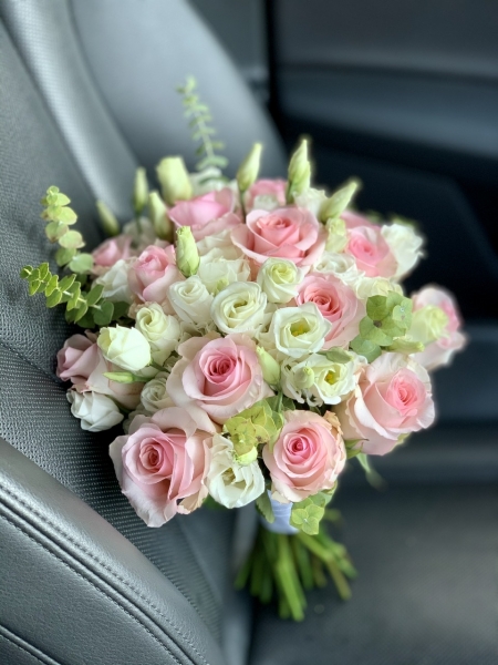 Свадебный букет из роз и эустомы