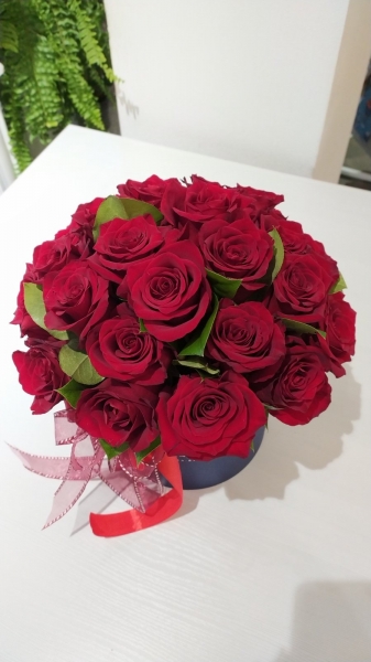 25 бордовых роз 