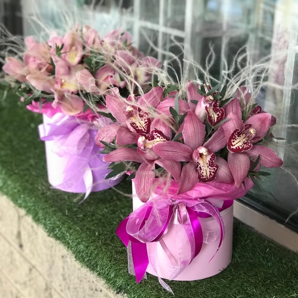 Шляпная коробочка с орхидеями