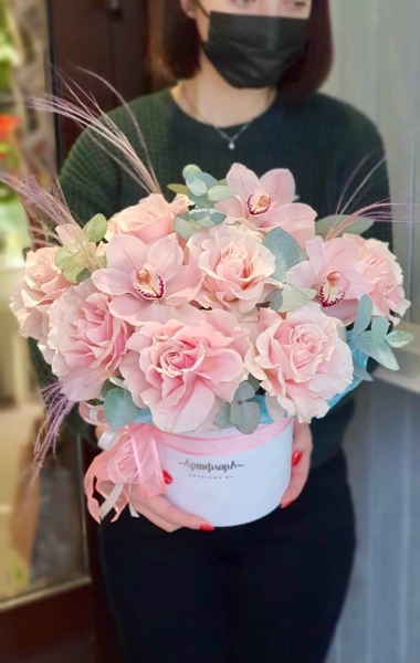 Шляпная коробка с Французкими розами и нежными орхидеями 