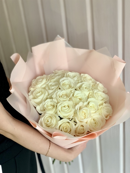 25 Белых роз в нежной упаковке 