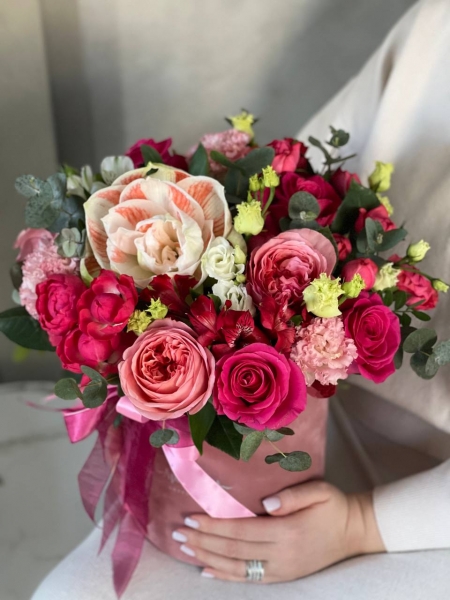 Шляпная коробочка с розами и амариллисами
