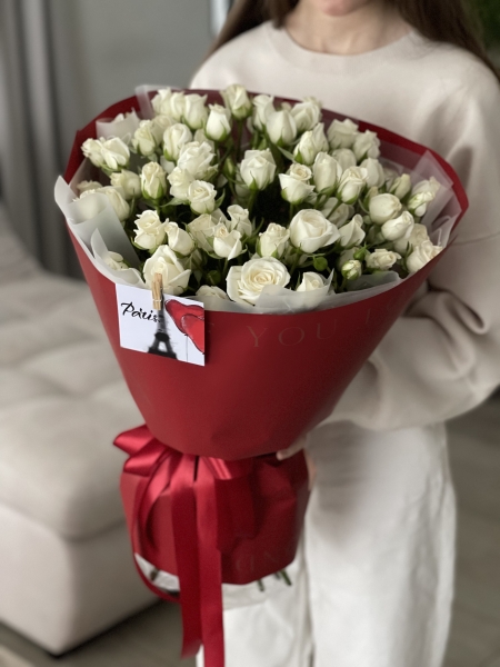 Букет белых кустовых роз